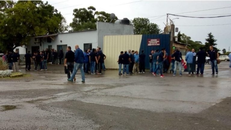 Ocho líneas de colectivos paran por la agresión a un chofer de la línea 216.