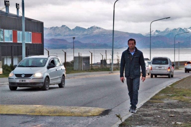 Concejal Bertotto caminando la ciudad