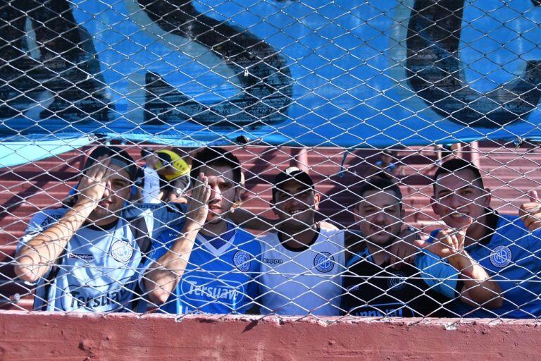 La hinchada de Belgrano en el partido contra Lanús, en Buenos Aires.