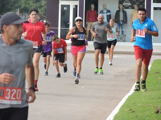 Maraton del hincha en Devoto con atletas de Arroyito