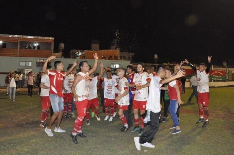 Huracán venció 1-0 a Sporting y se consagró campeón de la Copa Posadeña. (Foto: Twitter)