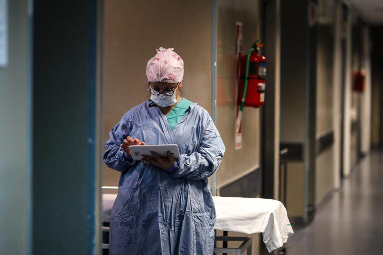 Una médica mira su tablet en un pasillo del Hospital El Cruce de Florencio Varela este jueves en la Provincia de Buenos Aires (Argentina). (Foto: EFE/Juan Ignacio Roncoroni)