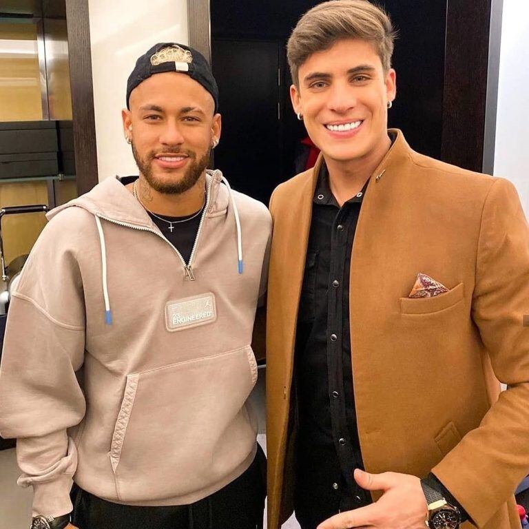 Neymar junto a Thiago Ramos, el novio de su madre.