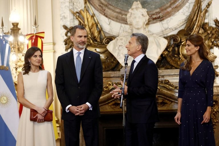 El rey Felipe VI y la reina Letizia junto al presidente argentino, Mauricio Macri (2d) y la primera dama, Juliana Awada (d), durante la ceremonia de bienvenida oficial, hoy en Buenos Aires. EFE/Mariscal