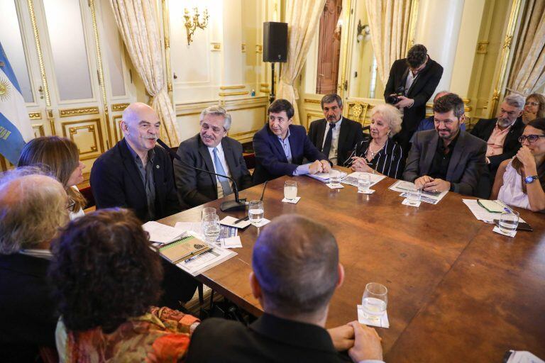 Las tarjetas alimentarias, emitidas por el Banco Nación, se entregan habilitadas para la compra de alimentos (Foto: EFE/ Cortesía Presidencia de Argentina)