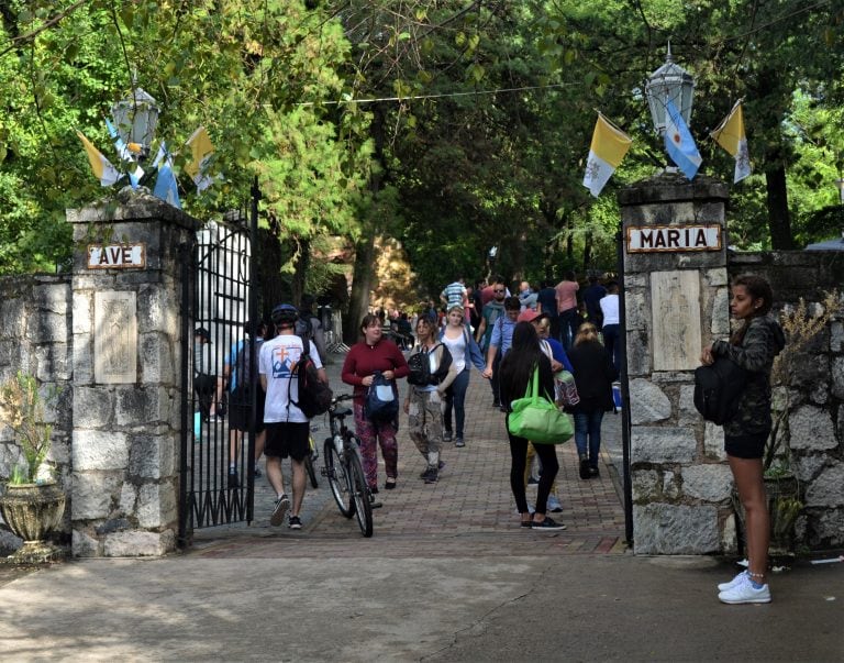 Peregrinos arriban a la Gruta de la Virgen de Lourdes en Alta Gracia