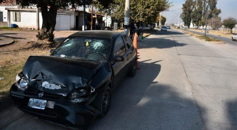 Así quedó el vehículo del joven que chocó al recolector.