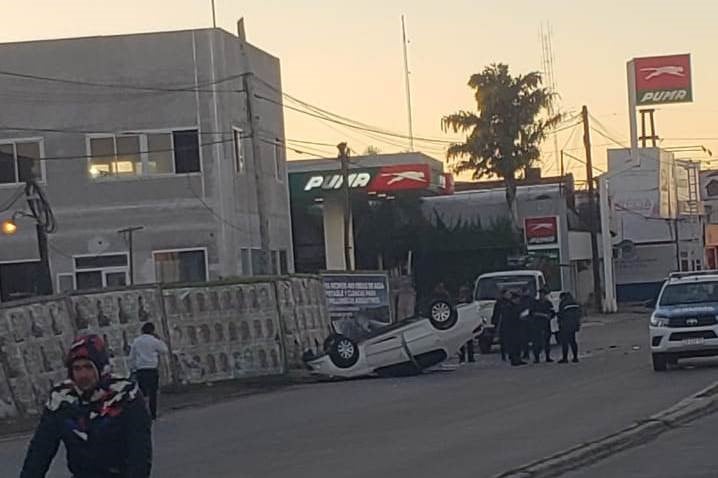 Despiste y vuelco dejó un auto con las ruedas hacia arriba en Corrientes