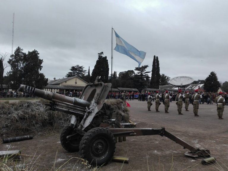 Obus Oto Melara calibre 105 mm, similar a los empleados por el Grupo de Artillería Aerotransportado durante la guerra de las Malvinas en 1982.