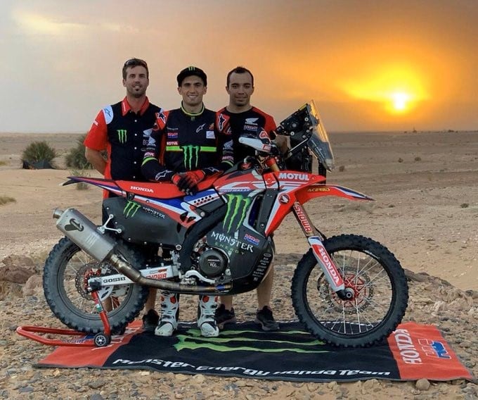 Kevin Benavides junto a su equipo en Arabia Saudita. (Twitter)