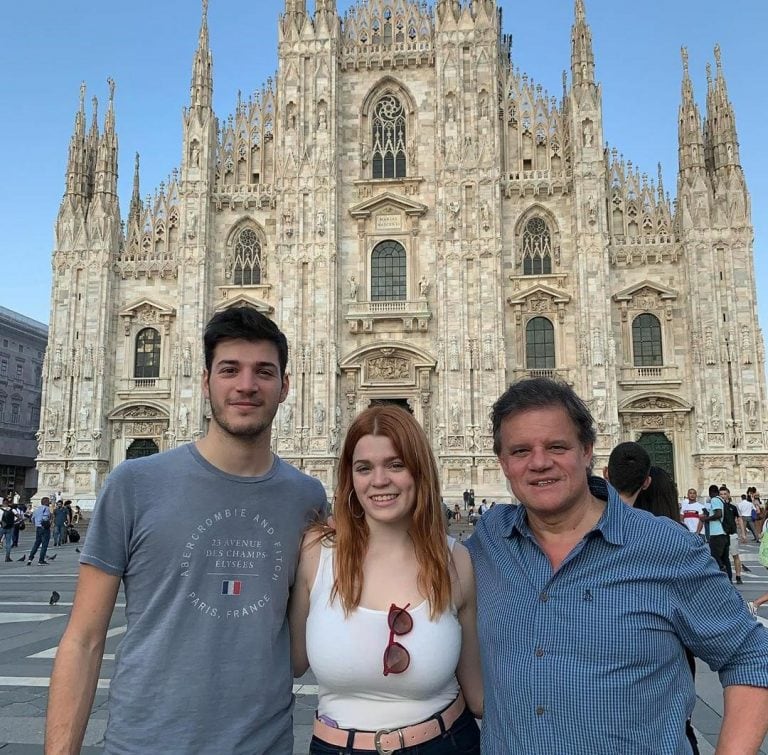 Enrique Sacco, pareja de Pérez Volpin, junto a los hijos de la periodista (Foto: Instagram/@enriquesacco)