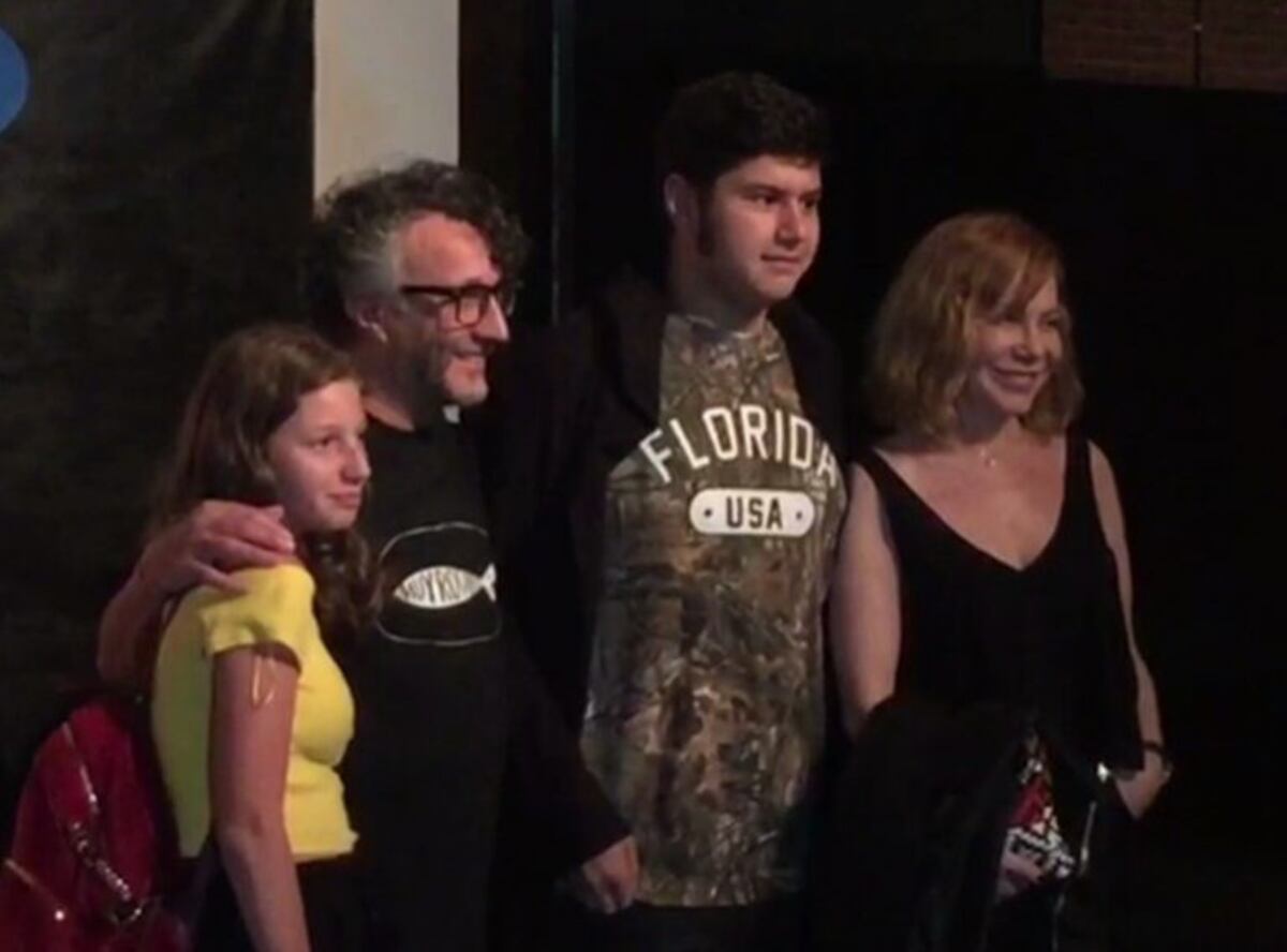 El hijo de Fito Páez y Cecilia Roth inauguró una muestra en Rosario junto a sus padres