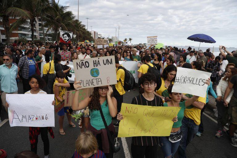 Miles de personas entre las que se cuentan artistas, políticos e intelectuales marchan el domingo en favor del Amazonas y en contra el presidente brasileño Jair Bolsonaro en la playa de Ipanema, Río de Janeiro (Brasil). Entretanto, decenas de miles de militares brasileños han reforzado el dispositivo de combate a los incendios en la Amazonía, donde el número de estados que han pedido ayuda al Gobierno Federal ha aumentado de seis a siete. Crédito: EFE/Marcelo Sayão.