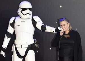 Carrie Fisher en Star War.
HOLLYWOOD (ESTADOS UNIDOS), 15/12/2015.- Fotografía de archivo del 16 de diciembre de 2015 que muestra a la actriz estadounidense Carrie Fisher posando junto a un personaje de la película durante el preestreno europeo de "Star Wars: El Despertar de la Fuerza" en Londres, Reino Unido. La actriz estadounidense Carrie Fisher, conocida por su papel de la princesa Leia en "Star Wars", falleció hoy a los 60 años, informó la familia de la intérprete por medio de un comunicado a la revista People. EFE/JIMMY MORRISS  Carrie Fisher fallecimiento muerte actriz luego de sufrir un infarto en un avion fallecio murio actriz fotos de archivo