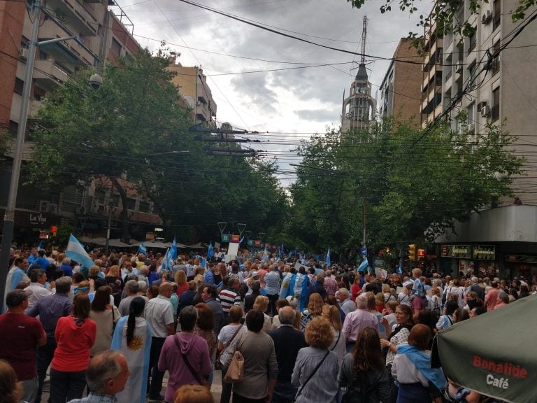 Marcharon hacia peatonal donde se reunieron miles de personas. Foto: gentileza.