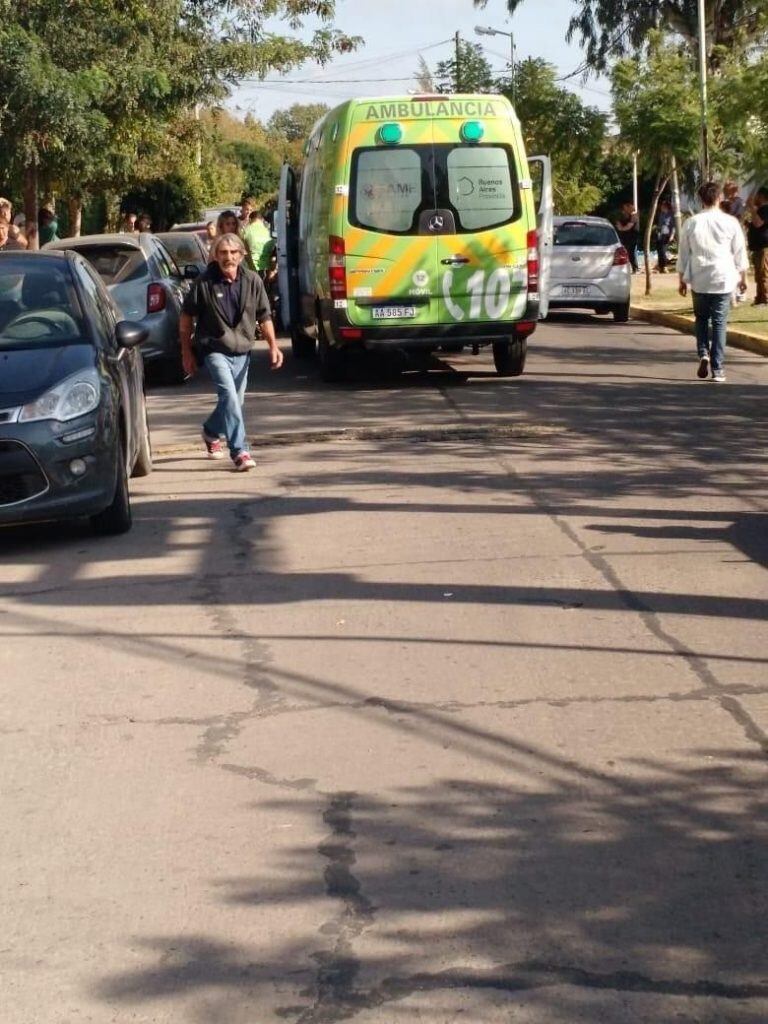 Susto en Gonnet: un nene cruzó la calle y lo atropelló un auto