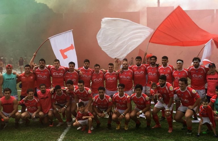 El plantel Los Tarcos posó junto a la hinchada en el inicio del encuentro.