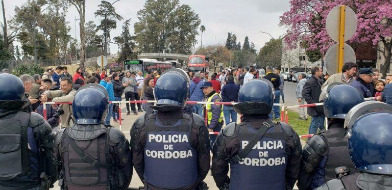 Protesta de taxistas y remiseros en la Plaza España.