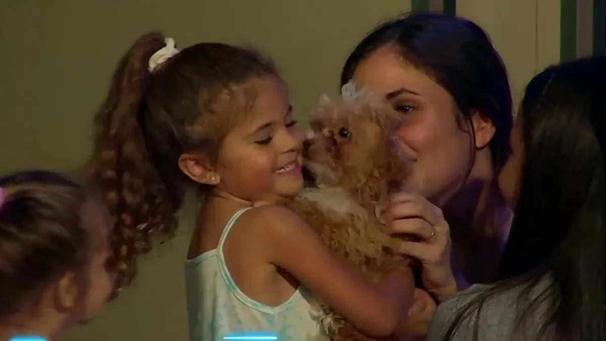 Romina de Gran Hermano junto a sus hijas y a Caramelo.