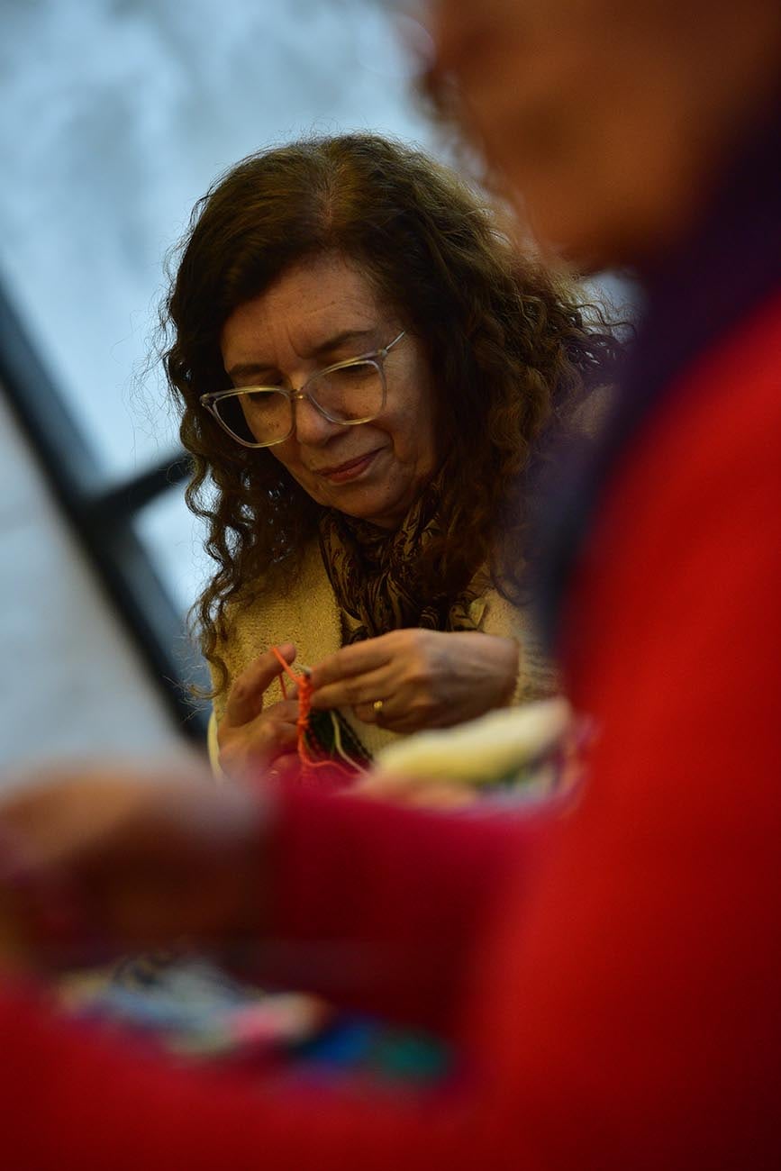 Las tejedoras de barrio General Paz "Tejemos para vos "Para Via Pais  calle General La Madrid. (José Gabriel Hernández / La Voz)