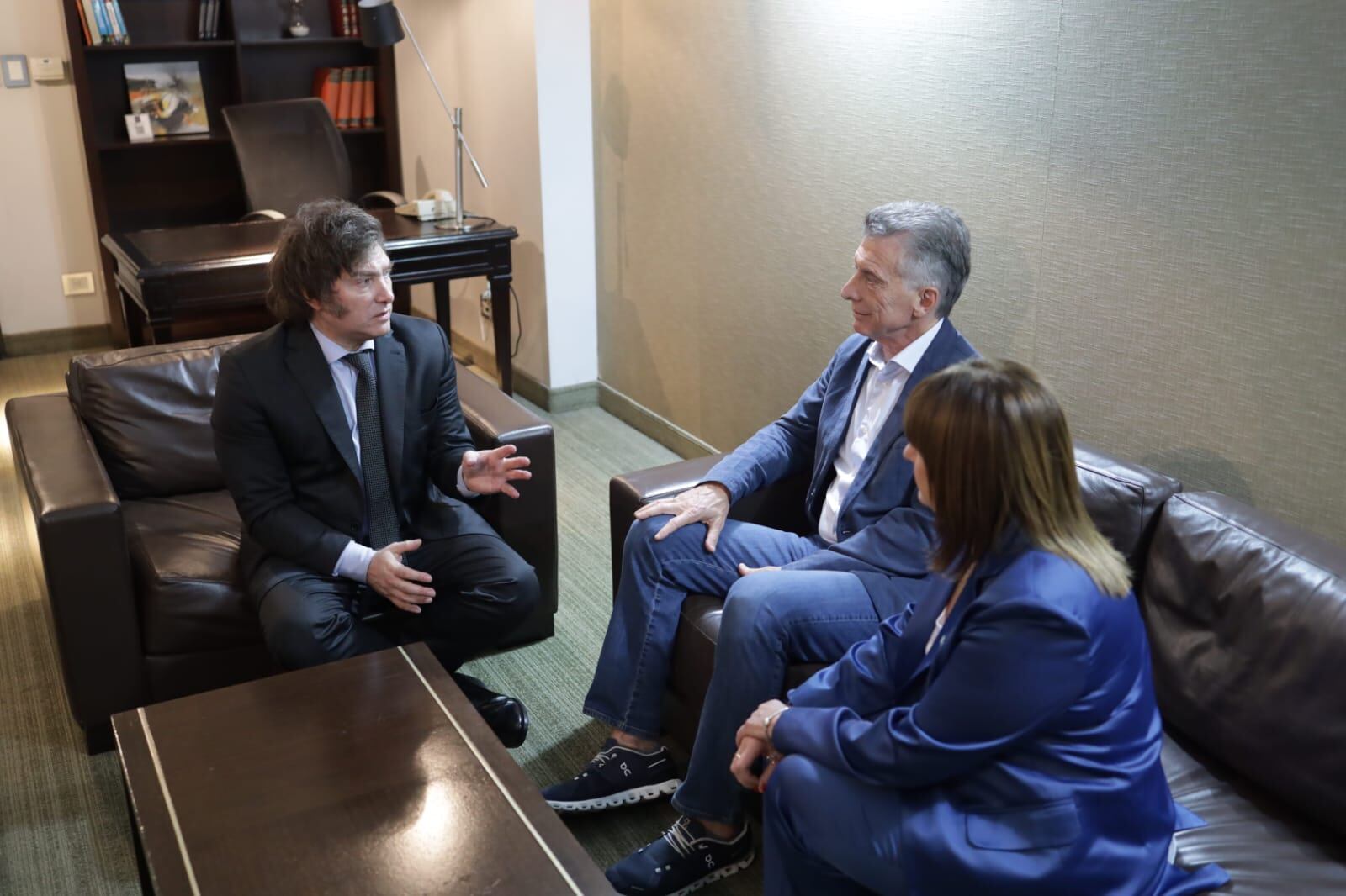 Javier Milei recibió en su búnker a Mauricio Macri y a Patricia Bullrich.