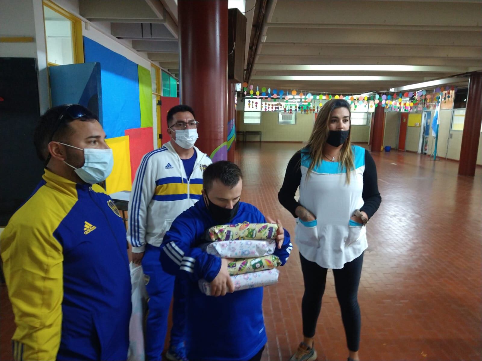 Representantes de la agrupación repartieron elementos de estudio en el establecimiento educativo de Juramento 961.