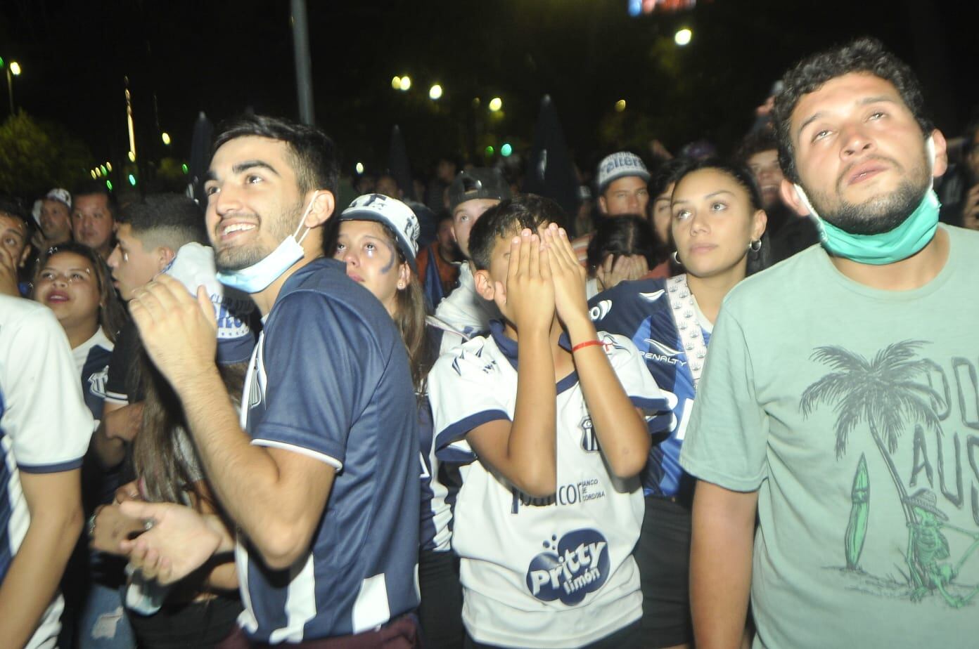 Desazón hinchas de Talleres, tras la final de la Copa Argentina. (Javier Ferreyra)