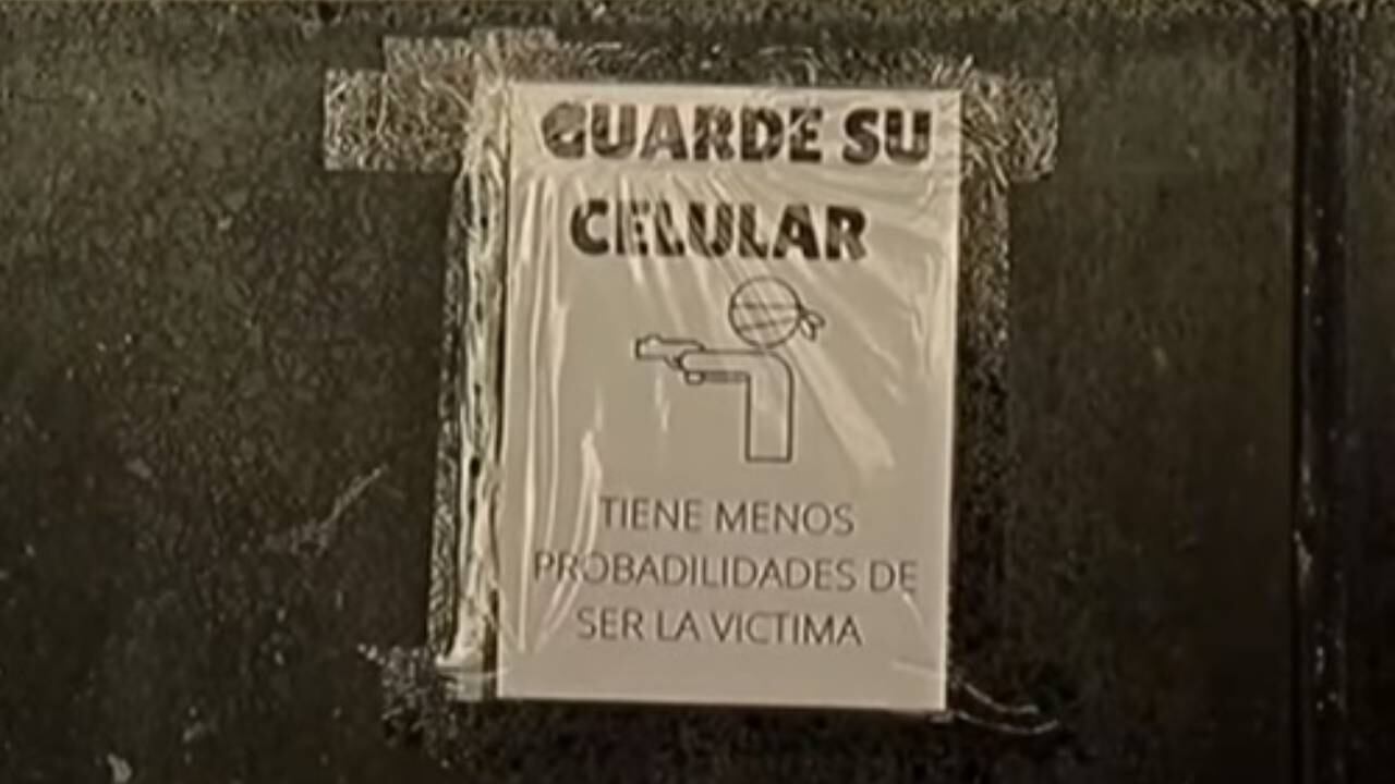 Carteles con advertencias sobre robos