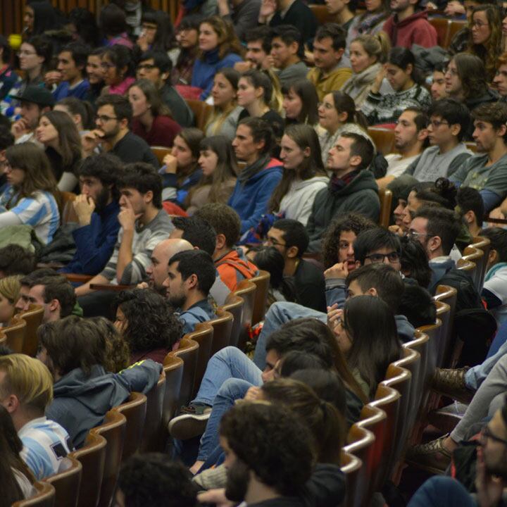 En la Facultad de Ciencias Exactas se da la carrera.