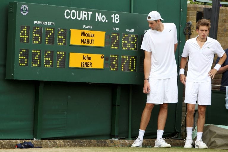 John Isner y Nicolás Mahut tras el maratónico partido. (AP)