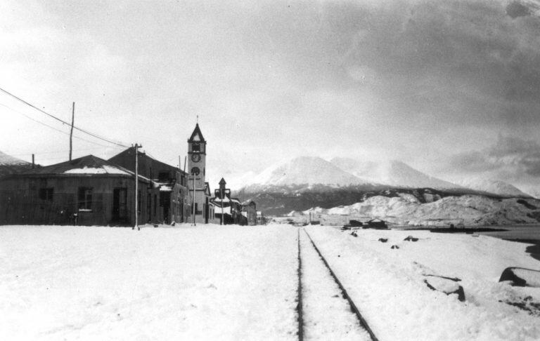 Pasado y presente de Ushuaia.
Fotos: Vía Ushuaia - Archivo histórico Municipalidad de Ushuaia.