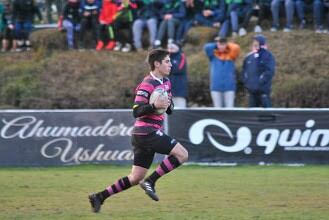 Ramiro Cofreces corriendo hacia la zona de ingoal para marcar el último try del partido.