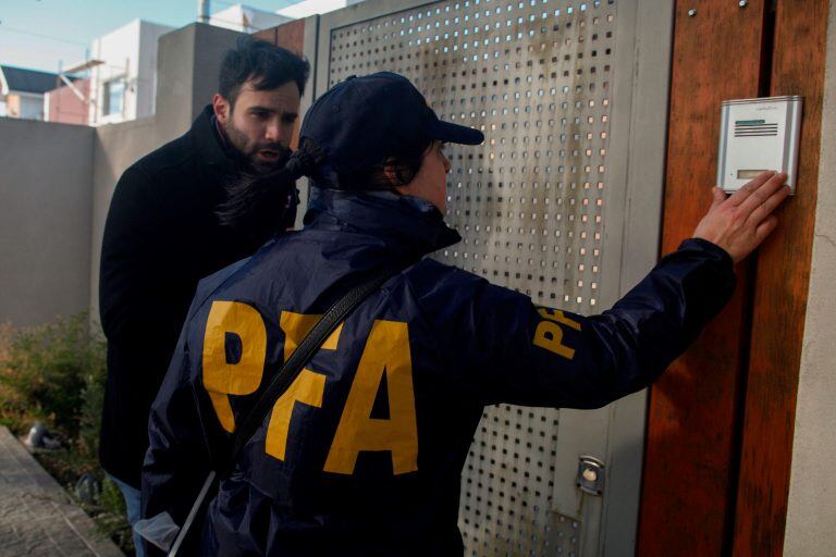 Efectivos policiales solicitando acceso a la vivienda. (AFP)