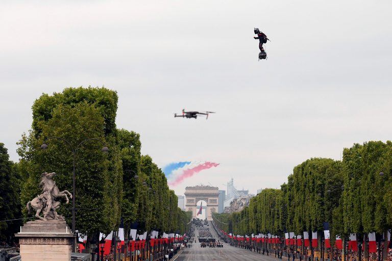 Franky Zapata sobre el Flyboard (AFP)