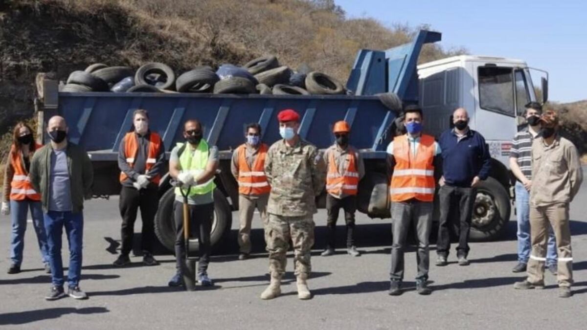 Intensa recolección de residuos en el Camino de las 100 curvas por el Día Mundial de la Limpieza