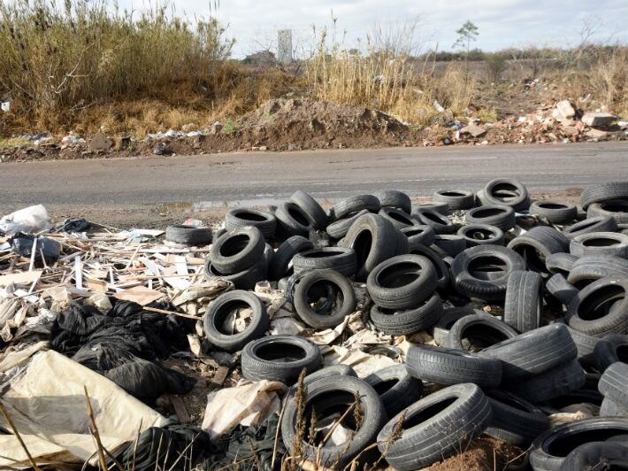 Muchos basurales a cielo abierto se “nutren” de restos de obras que tiran camiones volquetes.