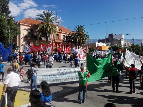 Los gremios estatales piden un mayor incremento salarial al que ya otorgó la Provincia. Además exigen que el bono de $5.000 que se pagó en diciembre y enero quede incorporado de forma definitiva a la quincenita.