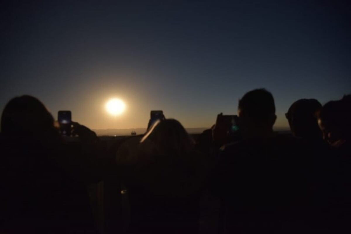 El eclipse solar movilizó a cordobeses y visitantes a los puntos de observación
