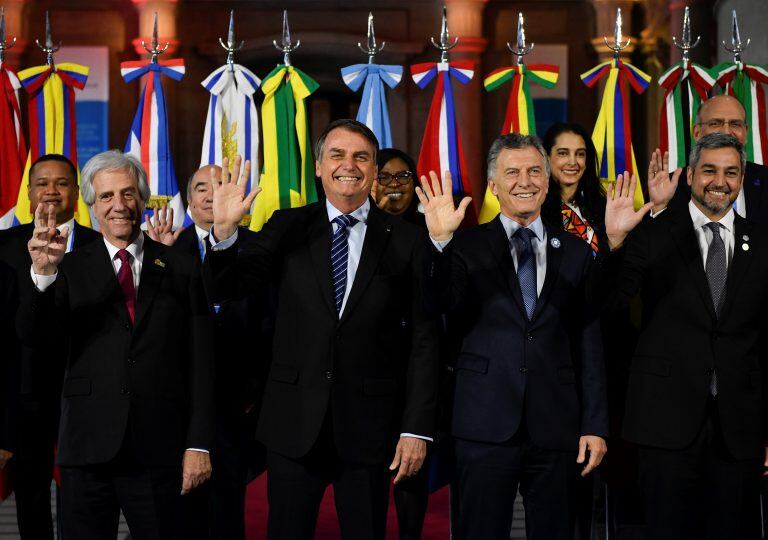 Jair Bolsonaro saludó el mandatario argentino en la ex Estación Belgrano. (AP Photo/Gustavo Garello)