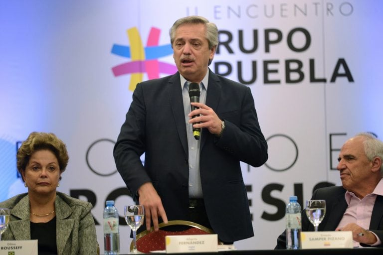 Referentes de la izquierda latinoamericana como la expresidenta brasileña Dilma Rousseff , el presidente electo de Argentina, Alberto Fernández (c) y el expresidente colombiano Ernesto Samper participan este sábado en Buenos Aires de la segunda reunión del Grupo de Puebla. EFE/Fabián Mattiaz