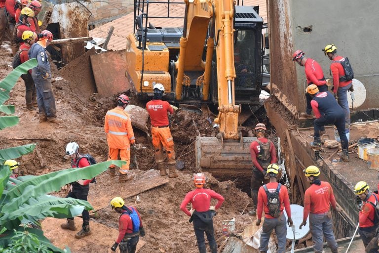 Bomberos trabajan en la búsqueda de víctimas tras el colapso de algunas casas, en Vila Bernadete, región de Barreiro, en Belo Horizonte (Brasil) (EFE/ Uarlen Valério / O Tempo)