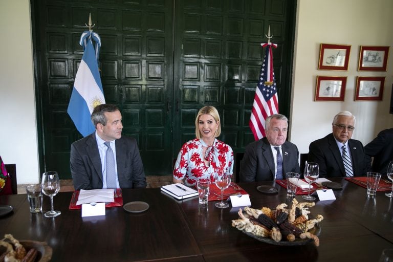 Ivanka Trump en Purmamarca, flanqueada por David Bohigian, presidente interino y director ejecutivo de Overseas Private Investment Corp. (izquierda), y John Sullivan, subsecretario de Estado de los Estados Unidos. Foto: Al Drago/Bloomberg