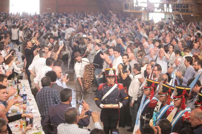 Almuerzo tradicional en la Fiesta Nacional de la Ganadería. 