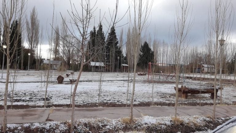 Los valles cordilleranos quedaron blancos de nieve y generaron movilización de visitantes hacia esos lugares.