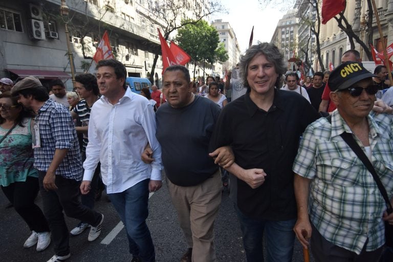 DYN21, BUENOS AIRES, 04/11/2016, FERNANDO ESTECHE, GABRIEL NARIOTTO, LUIS D'ELIA Y AMADO BOUDOU SE DIRIGEN A PZA DE MAYO PARA EL ACTO DE LAS DOS CTA. .FOTO:DYN/LUCIANO THIEBERGER.