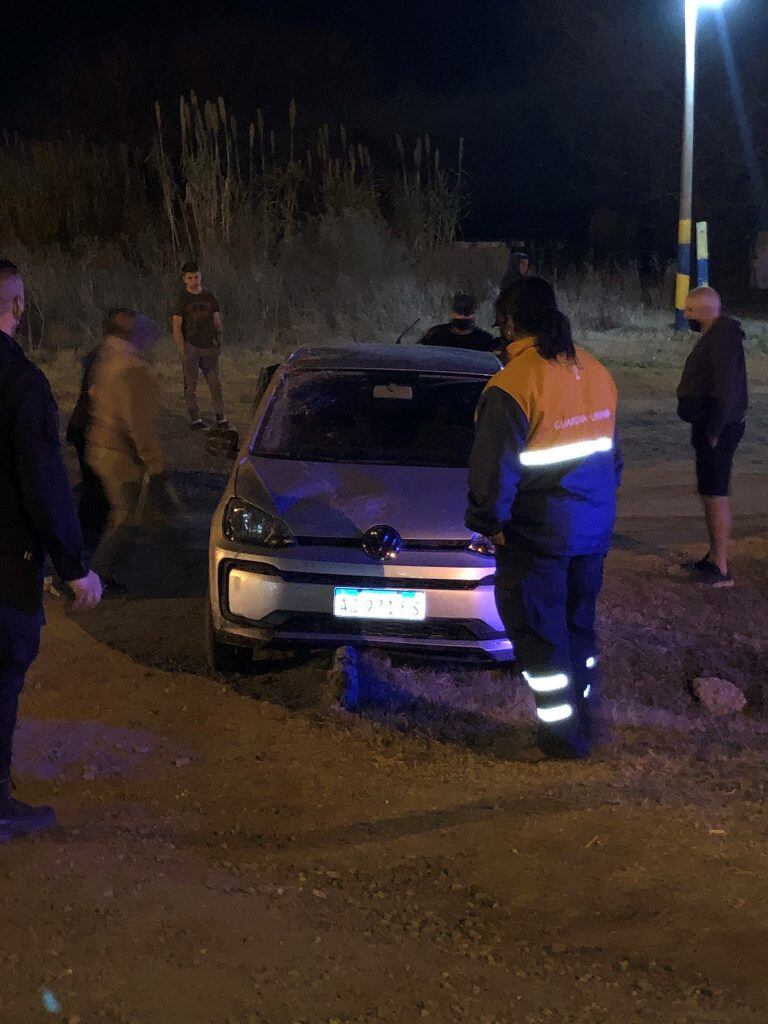 El destrozado auto del presunto violador de Ibarlucea (@vaalurc1)