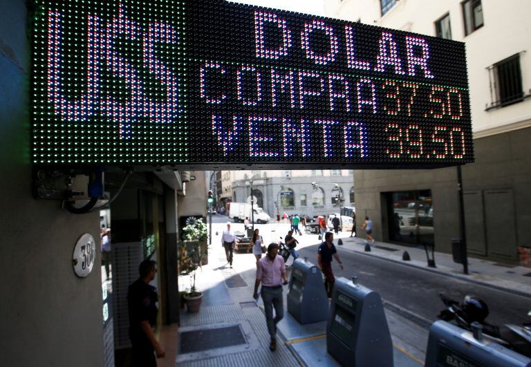 La moneda estadounidense perdió $1,14 en el spot minorista y culminó a $40,28 para la compra y a $42,26 para la venta (Foto: REUTERS/Agustin Marcariane)