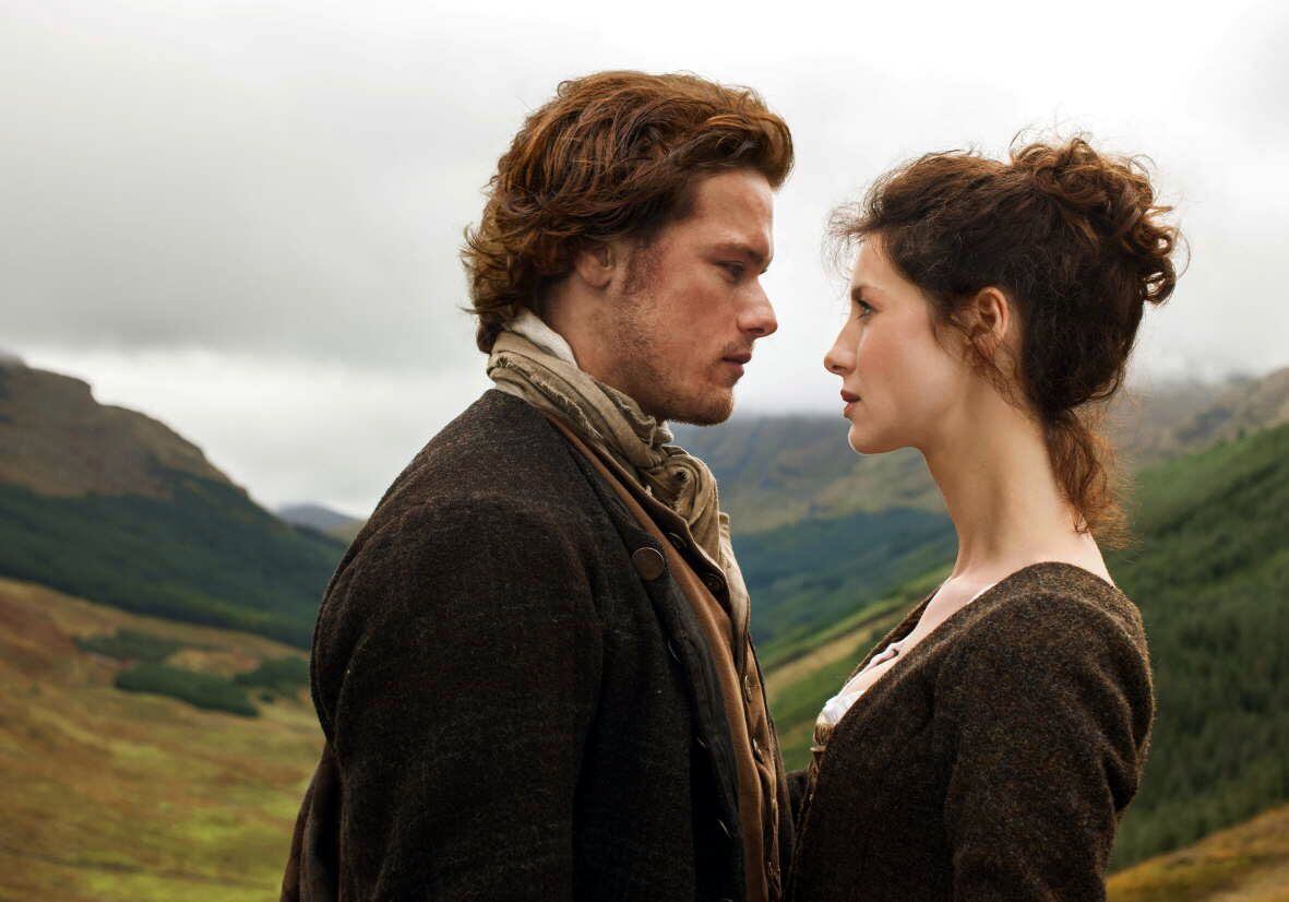  Claire, una enfermera militar del siglo XX, y Jamie Fraser, un soldado escocés del siglo XVIII. Una historia que llegó a la pantalla hace casi una década y que sigue siendo igual de popular. 