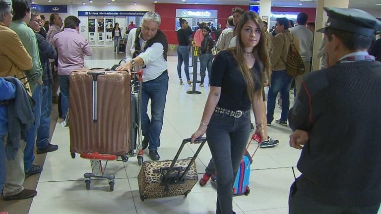 Antonella Roccuzzo arribó a Ezeiza junto a Lionel Messi.