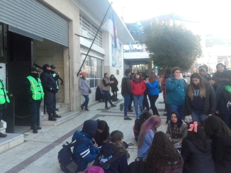 Los estudiantes fueron al Concejo en reclamo por el TEG. Este es uno de los reclamos hacia Provincia.